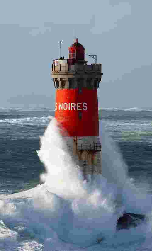 Faro «Phare des Pierres Noires» con mar gruesa