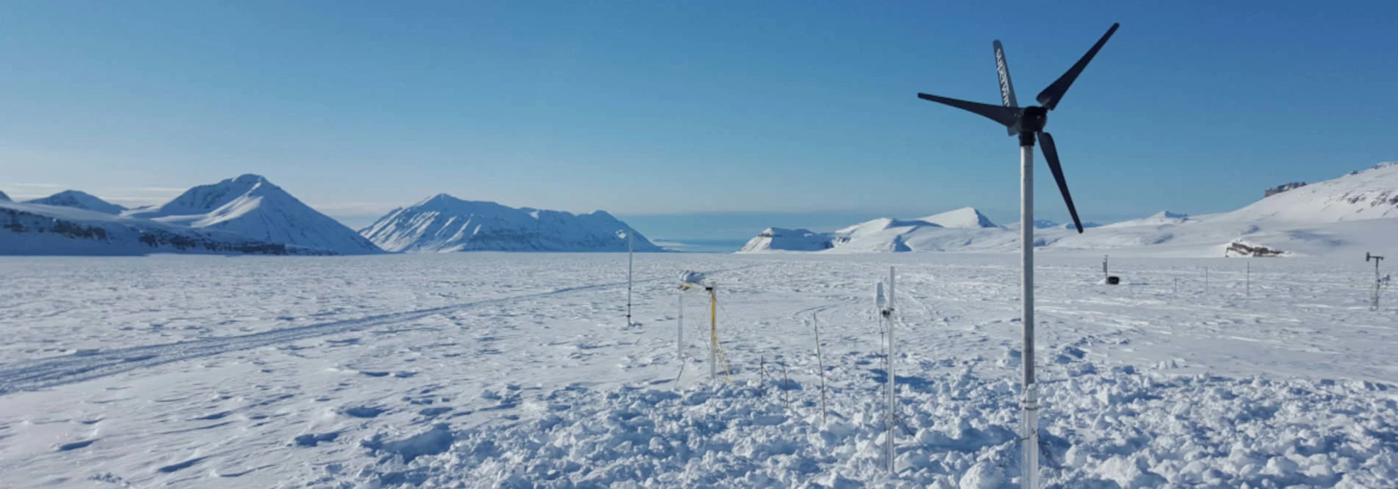 Arktische Winterlandschaft mit Windenergieanlage SW 353 im Vordergrund