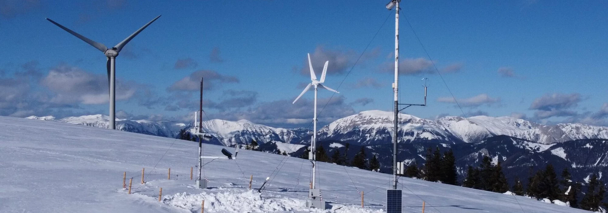 Durch Windkraft betriebene Wetterstation in den Alpen